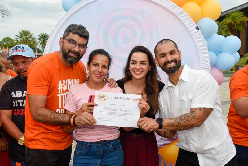 Entrega de certificado do curso Doce que Encantam no Parque Vila Maguary
