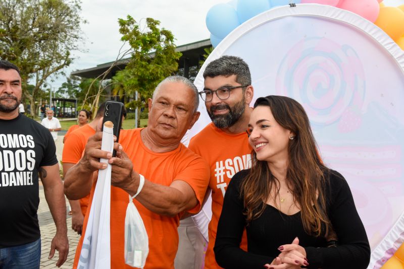 Entrega de certificado do curso Doce que Encantam no Parque Vila Maguary