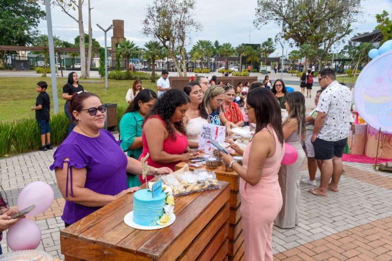 Entrega de certificado do curso Doce que Encantam no Parque Vila Maguary