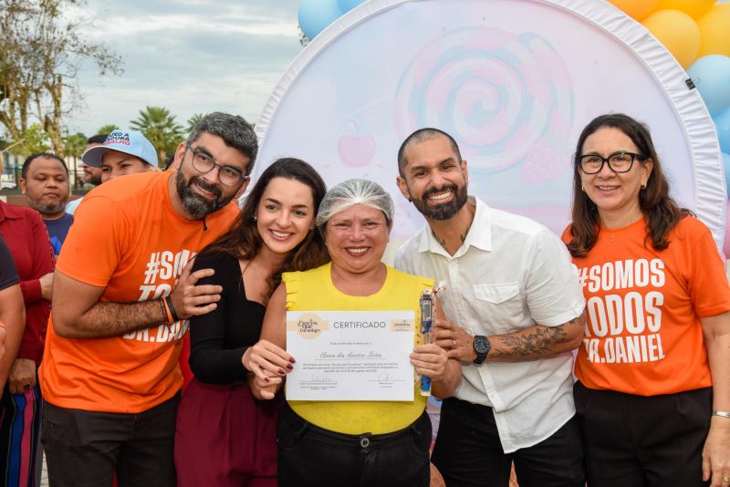 Entrega de certificado do curso Doce que Encantam no Parque Vila Maguary