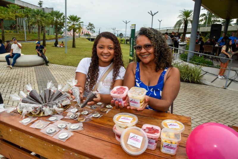 Entrega de certificado do curso Doce que Encantam no Parque Vila Maguary