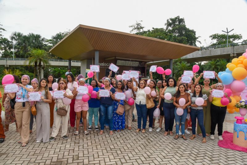 Entrega de certificado do curso Doce que Encantam no Parque Vila Maguary