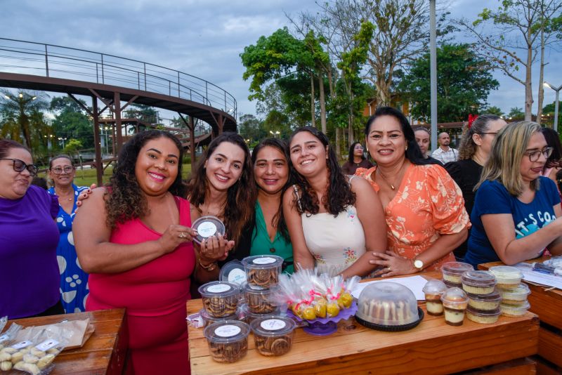 Entrega de certificado do curso Doce que Encantam no Parque Vila Maguary