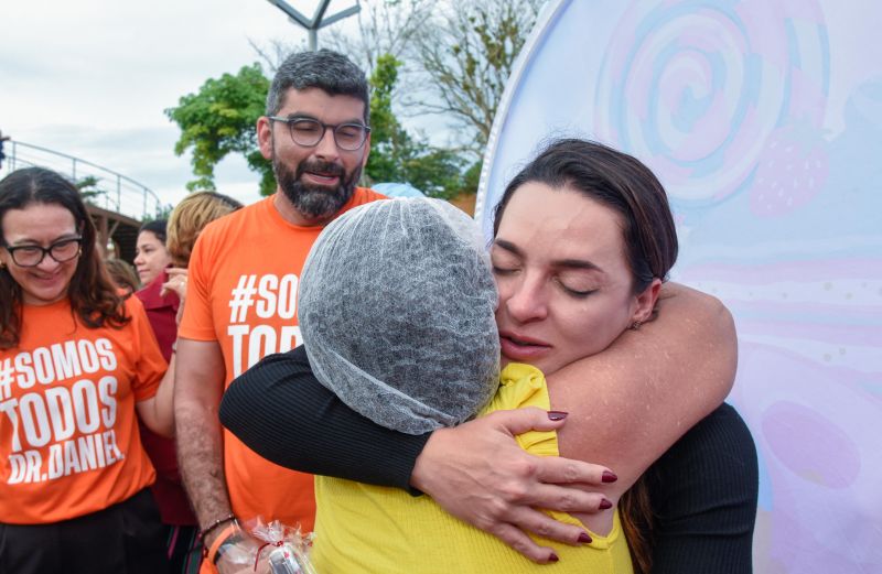 Entrega de certificado do curso Doce que Encantam no Parque Vila Maguary