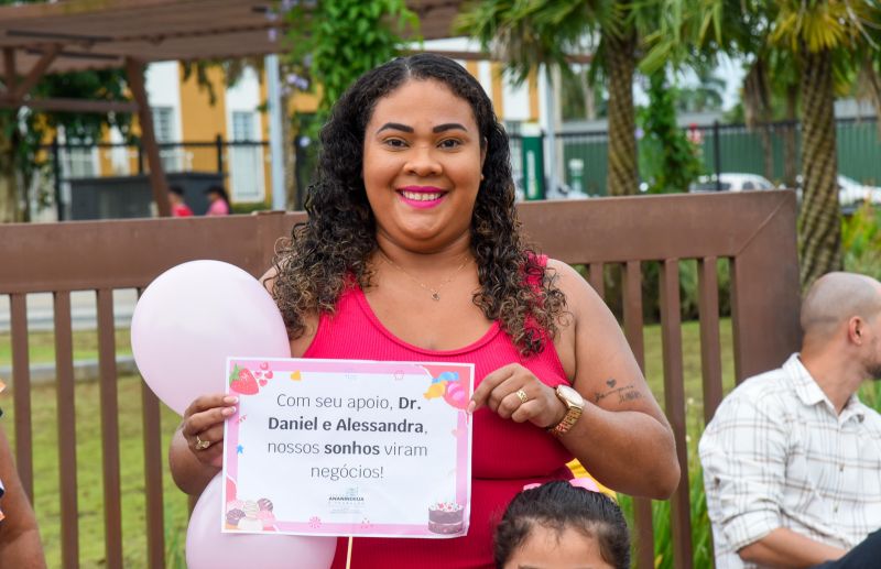 Entrega de certificado do curso Doce que Encantam no Parque Vila Maguary