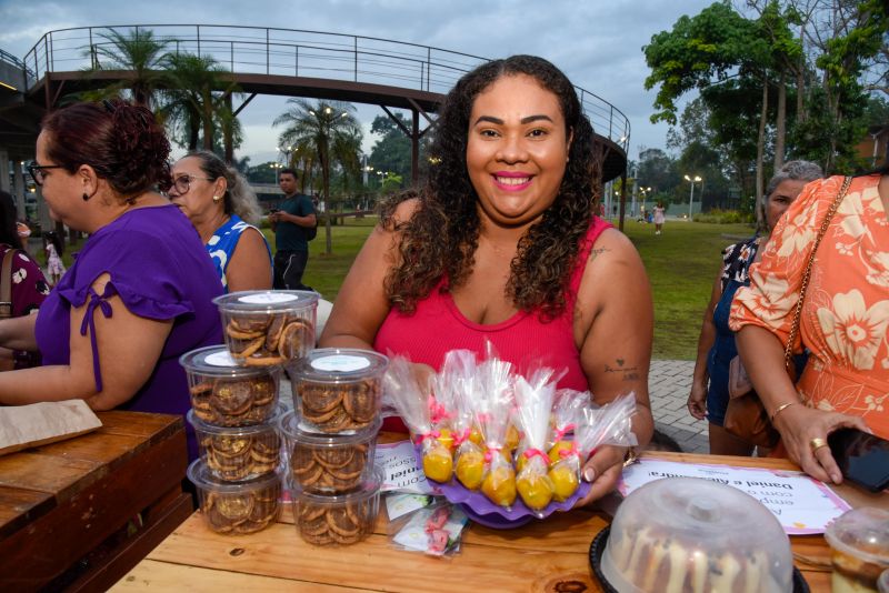Entrega de certificado do curso Doce que Encantam no Parque Vila Maguary