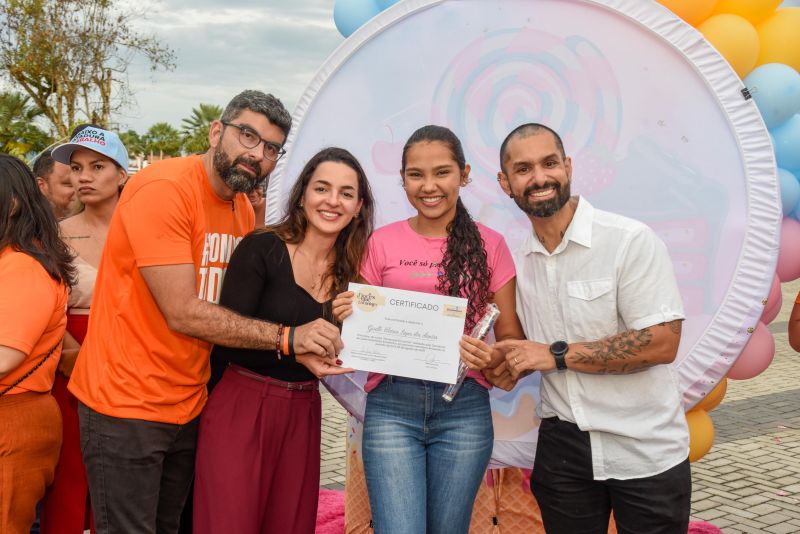Entrega de certificado do curso Doce que Encantam no Parque Vila Maguary