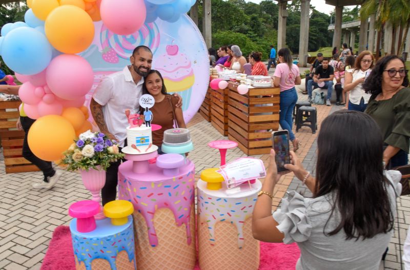 Entrega de certificado do curso Doce que Encantam no Parque Vila Maguary