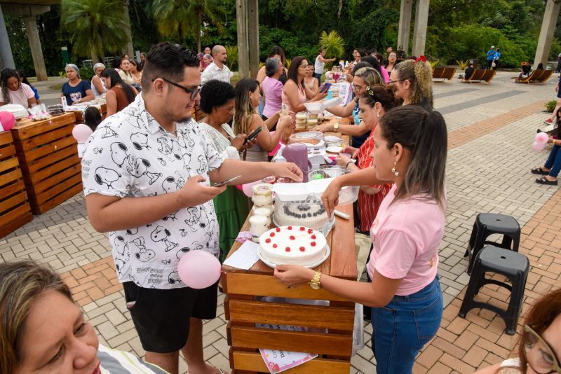 Entrega de certificado do curso Doce que Encantam no Parque Vila Maguary