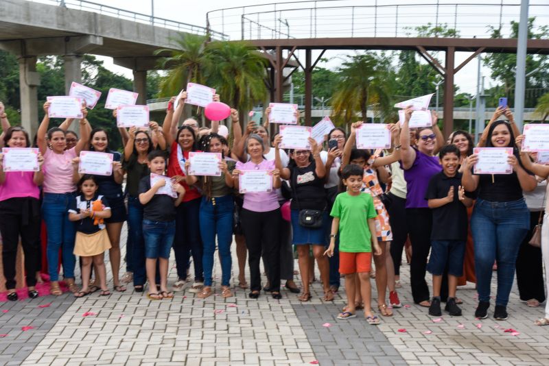 Entrega de certificado do curso Doce que Encantam no Parque Vila Maguary