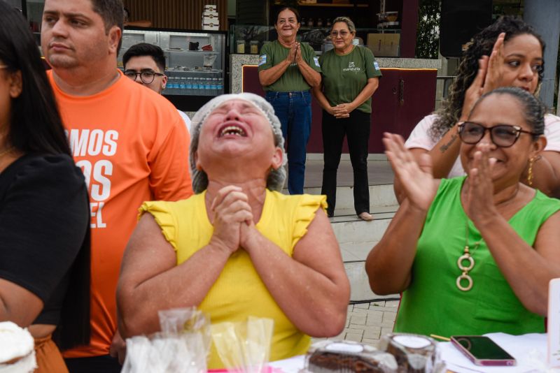 Entrega de certificado do curso Doce que Encantam no Parque Vila Maguary