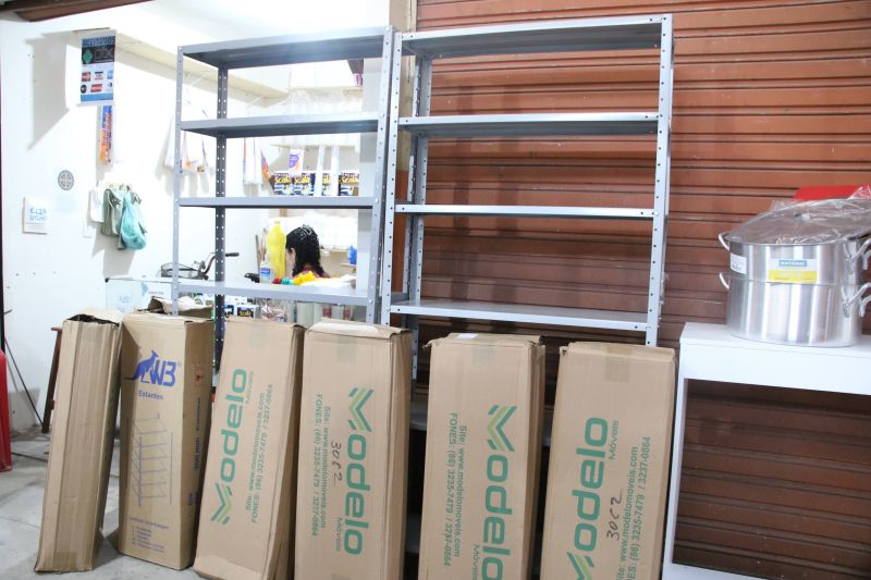 Entrega de equipamentos para os feirantes no mercado do Distrito Industrial