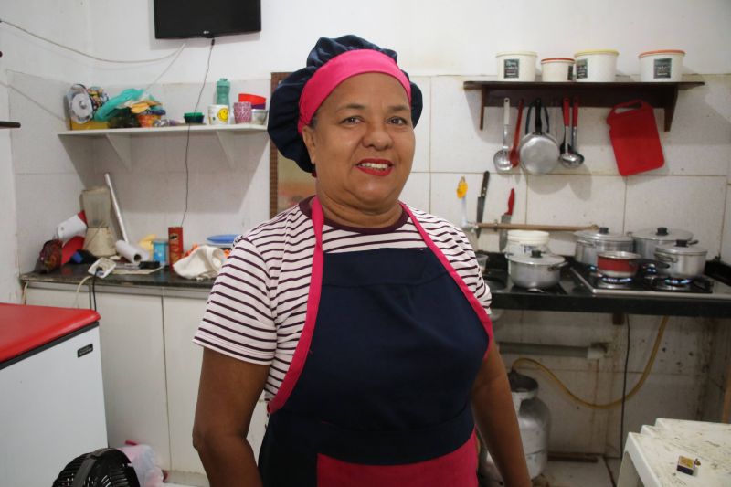 Entrega de equipamentos para os feirantes no mercado do Distrito Industrial