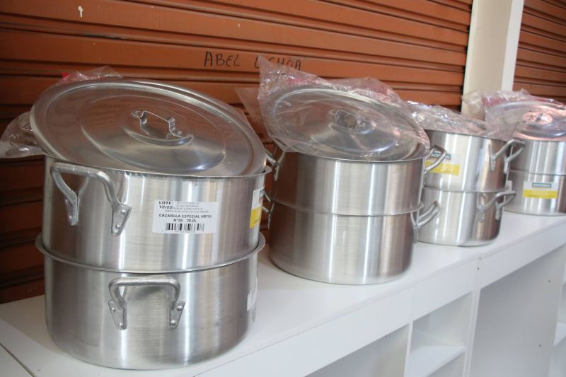 Entrega de equipamentos para os feirantes no mercado do Distrito Industrial