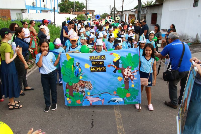 Desfile das escolas alusivo ao dia da Independência na EMEF Maria Estelita