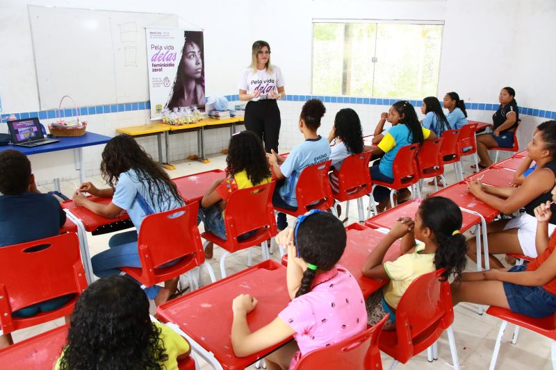 Lei Maria da Penha vai a escola no Quilombo do Abacatal