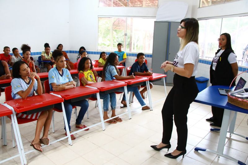 Lei Maria da Penha vai a escola no Quilombo do Abacatal