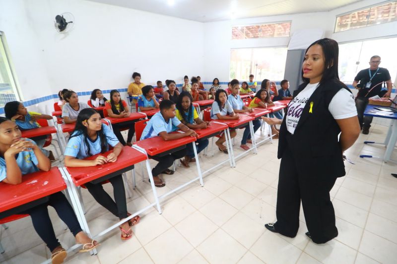 Lei Maria da Penha vai a escola no Quilombo do Abacatal