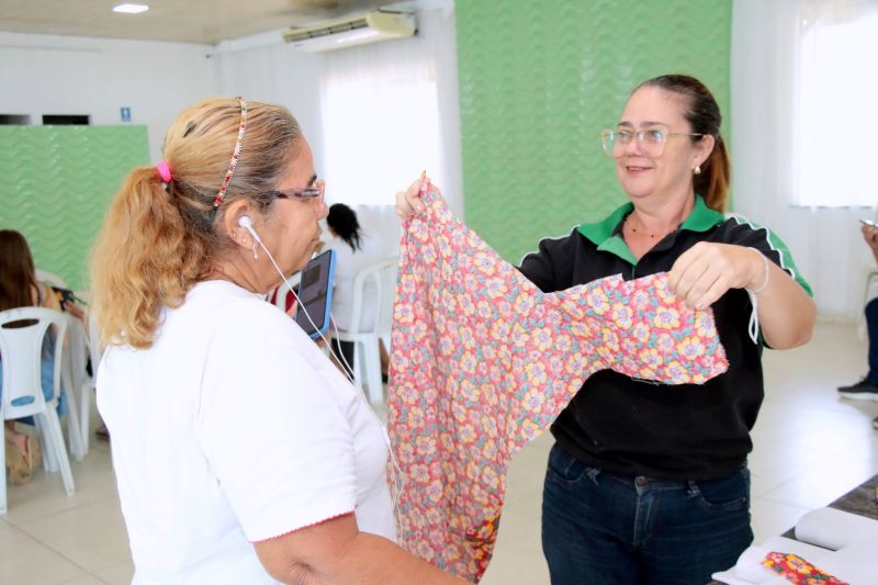 Curso de sandálias decoradas no salão de festas do condomínio Jardim Tropical na Br 316