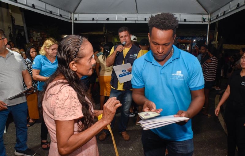 Entrega de Certidão de Imóveis para moradores da comunidade jardim Nova Vida no bairro 40 Horas