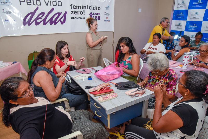 Curso de sandálias decoradas na Secretaria da Mulher