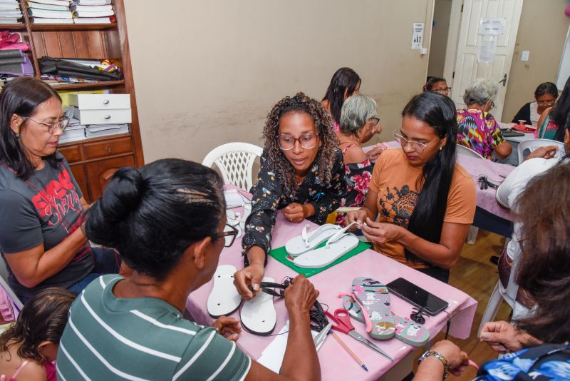 Curso de sandálias decoradas na Secretaria da Mulher