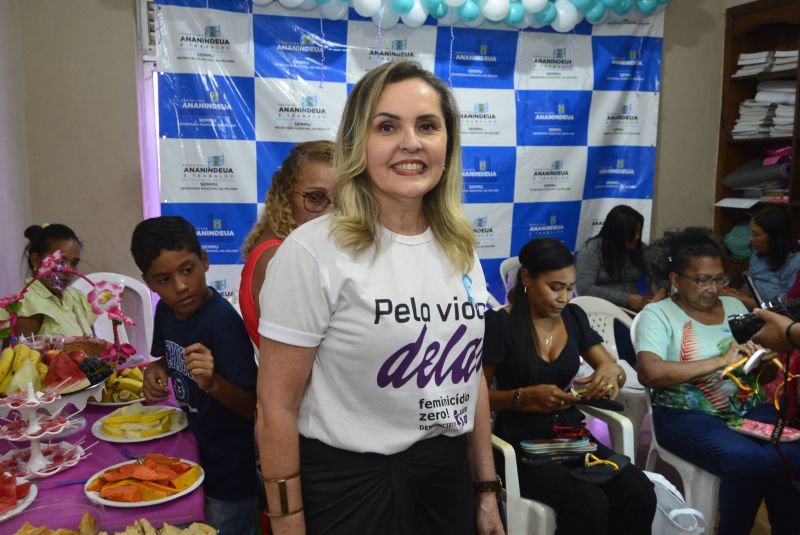 Entrega de certificados do curso sandálias decoradas na sala da Semmu