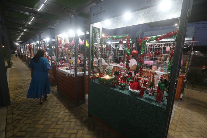 Entrega de certificados para alunos do curso Doces que Encantam na feira do Artesanato