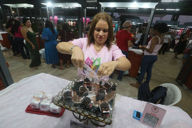 Entrega de certificados para alunos do curso Doces que Encantam na feira do Artesanato