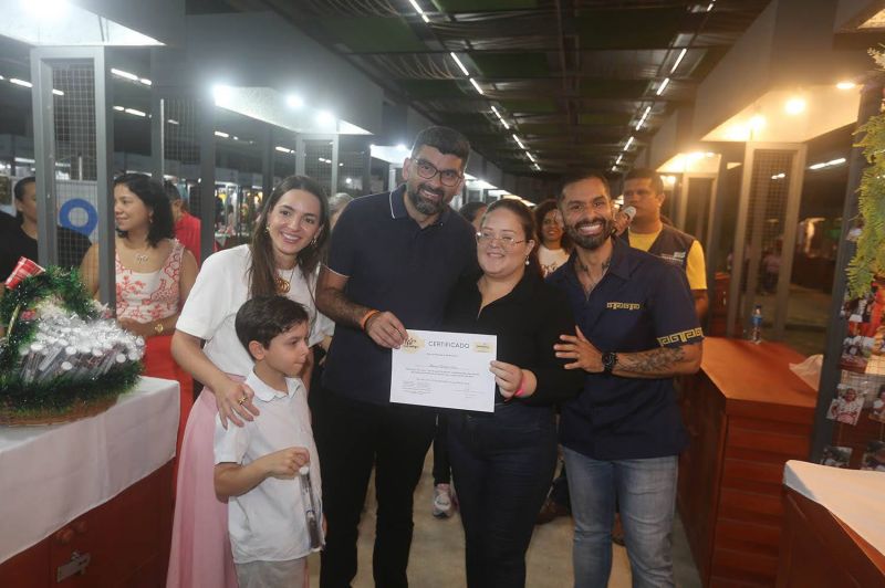 Entrega de certificados para alunos do curso Doces que Encantam na feira do Artesanato