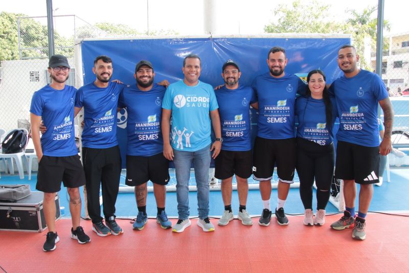 Entrega de camisas para alunos do Projeto Bom de Bola e Bom de Escola na Praça Tancredo Neves
