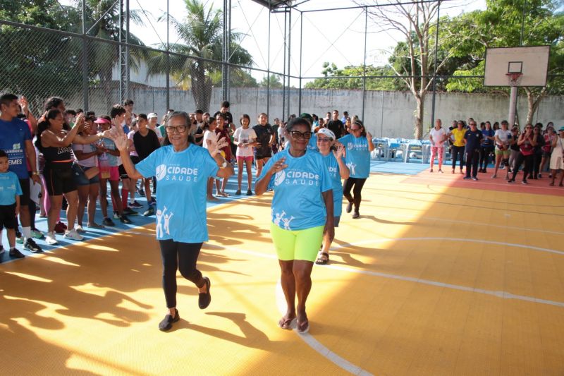 Entrega de camisas para alunos do Projeto Bom de Bola e Bom de Escola na Praça Tancredo Neves