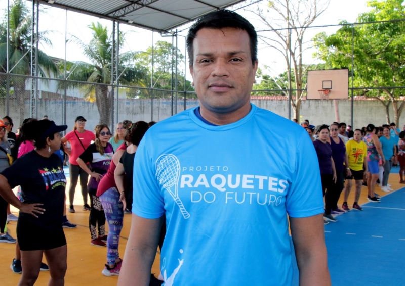Entrega de camisas para alunos do Projeto Bom de Bola e Bom de Escola na Praça Tancredo Neves