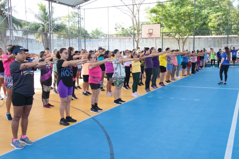 Entrega de camisas para alunos do Projeto Bom de Bola e Bom de Escola na Praça Tancredo Neves