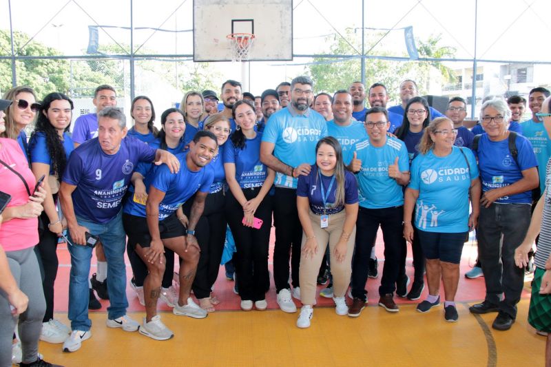 Entrega de camisas para alunos do Projeto Bom de Bola e Bom de Escola na Praça Tancredo Neves