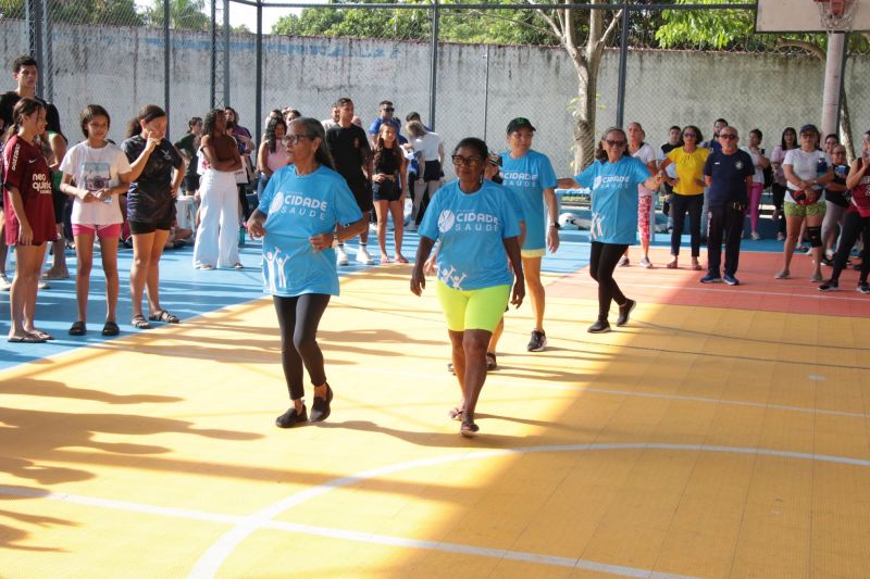 Entrega de camisas para alunos do Projeto Bom de Bola e Bom de Escola na Praça Tancredo Neves