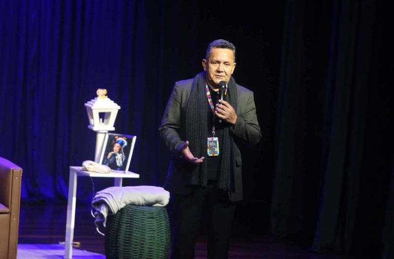 Monólogo além do silêncio com peça teatral de inclusão Autista