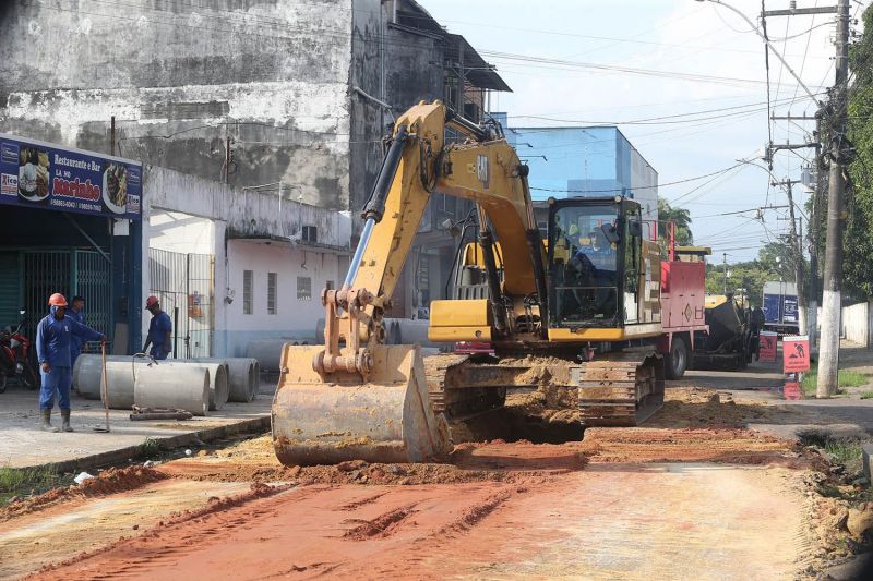 Obras de saneamento e pavimentação na rua José Marcelino