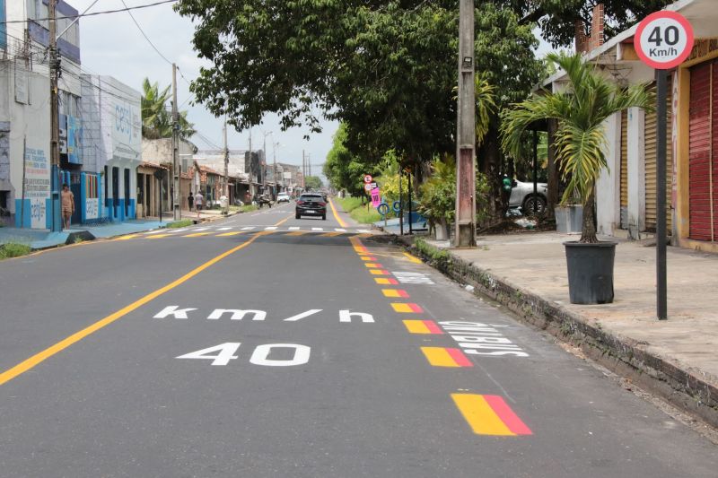 Sinalização viária na avenida Solimões no bairro PAAR