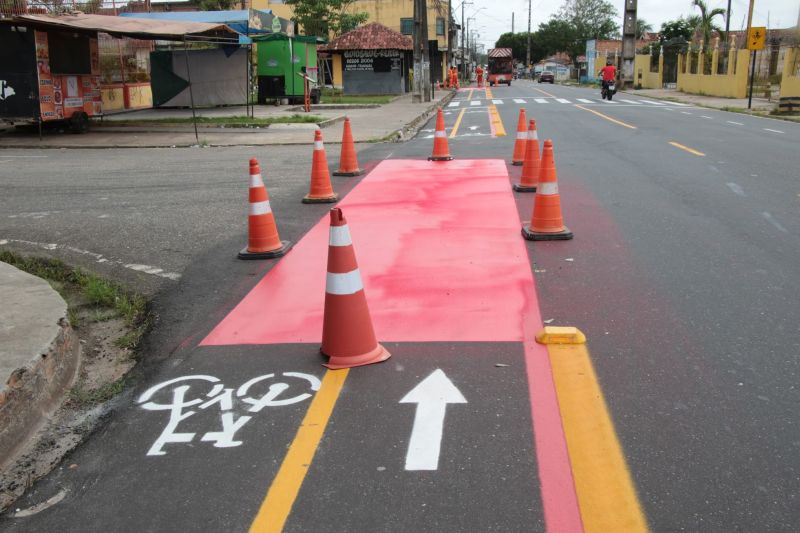 Sinalização viária na avenida Solimões no bairro PAAR