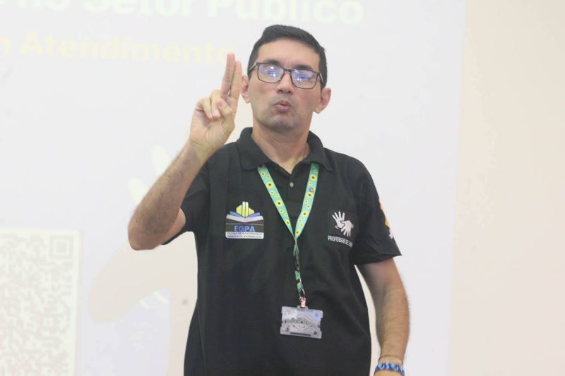 Aula de Libras básica aplicada no atendimento inclusivo