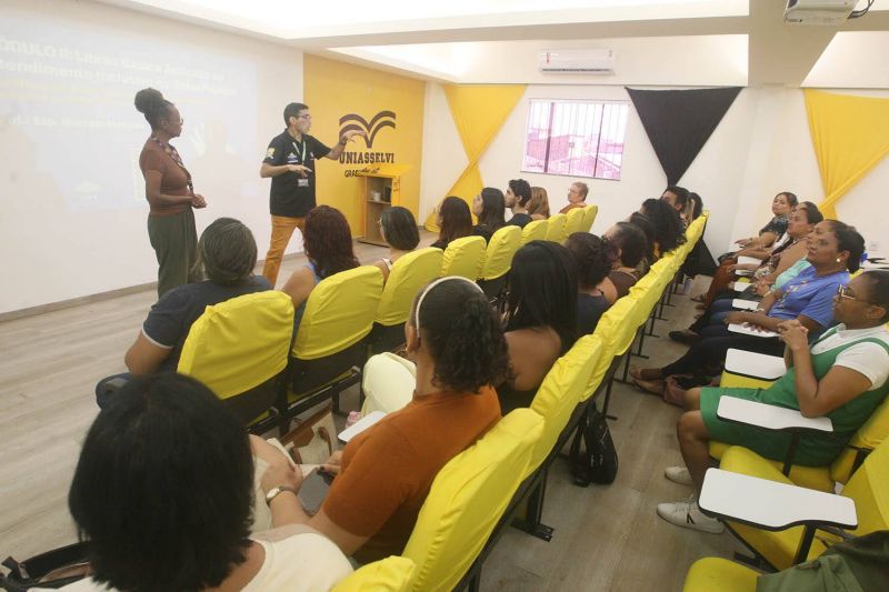 Aula de Libras básica aplicada no atendimento inclusivo