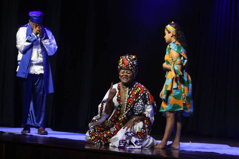 O Herdeiro Cativo do Reino de Mamwe, pauta Racial no teatro Municipal