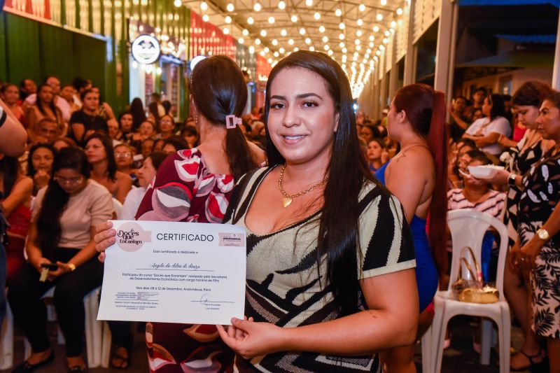 Entrega de certificado Doces que Encantam no Parque do 8