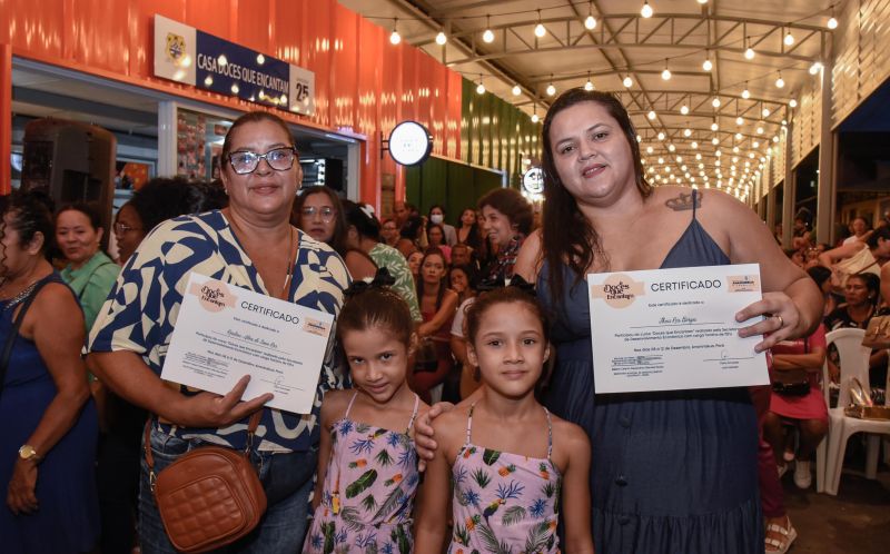 Entrega de certificado Doces que Encantam no Parque do 8