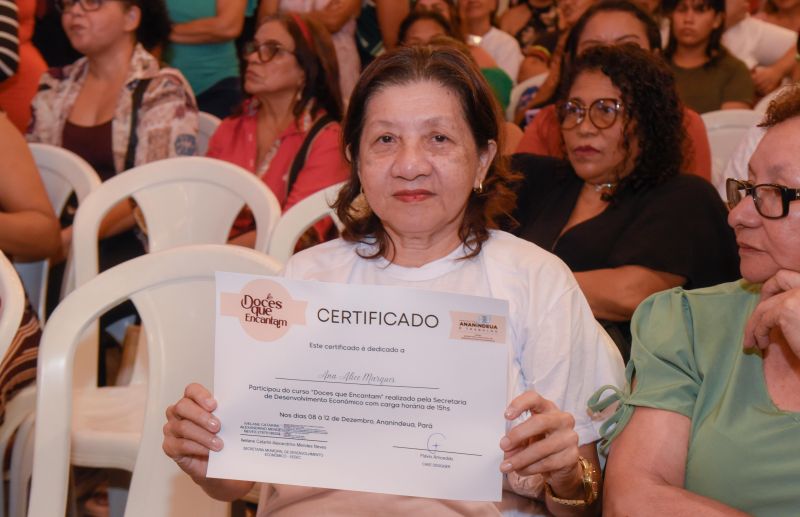 Entrega de certificado Doces que Encantam no Parque do 8