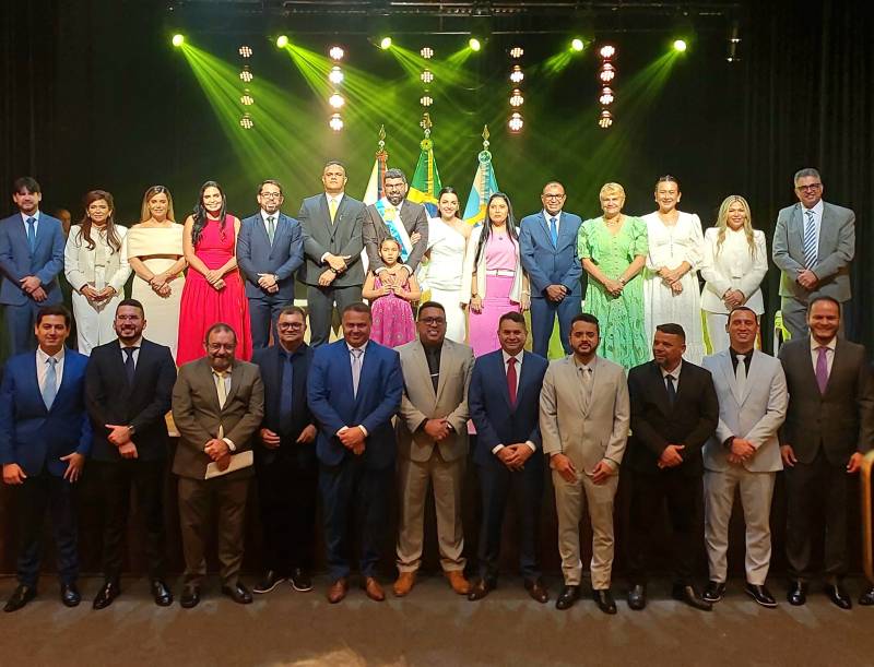 Prefeito, vice-prefeito e vereadores são empossados durante cerimônia no Teatro Municipal de Ananindeua