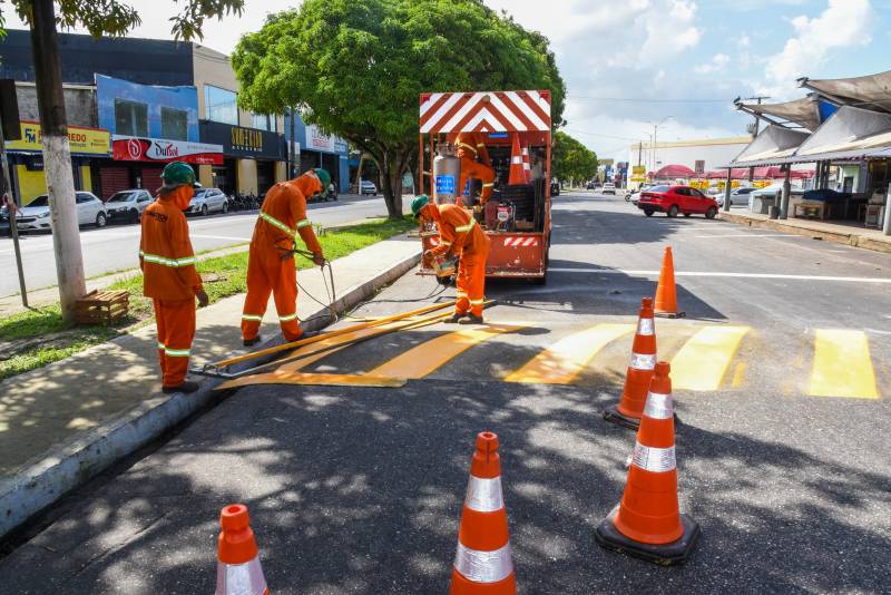 Homens finalizando a sinalização na Avenida Dom Vicente Zico