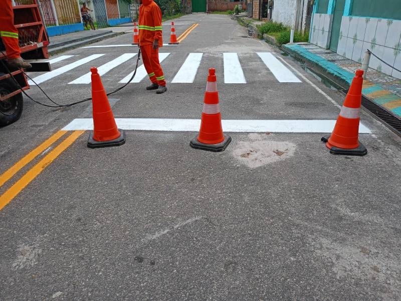 Prefeitura de Ananindeua revitaliza faixa de pedestre e lombada na Rua Raimundo Oliveira