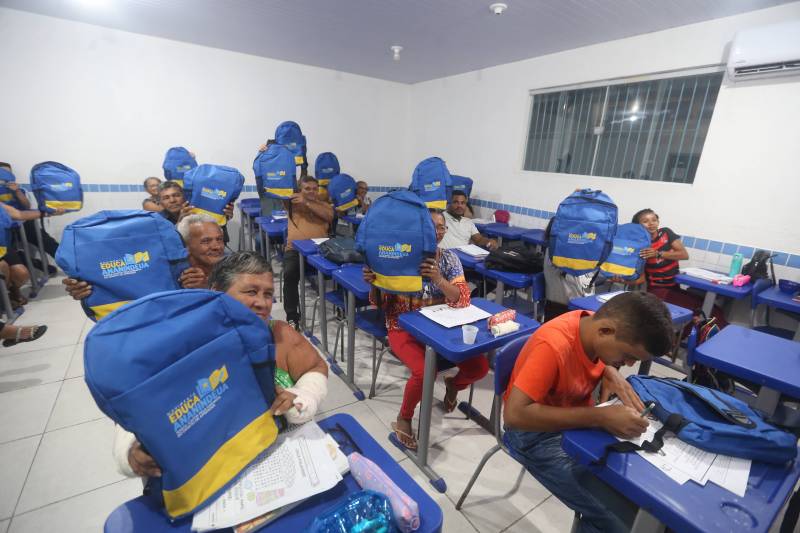 Material Escolar entregue aos alunos da EJA 